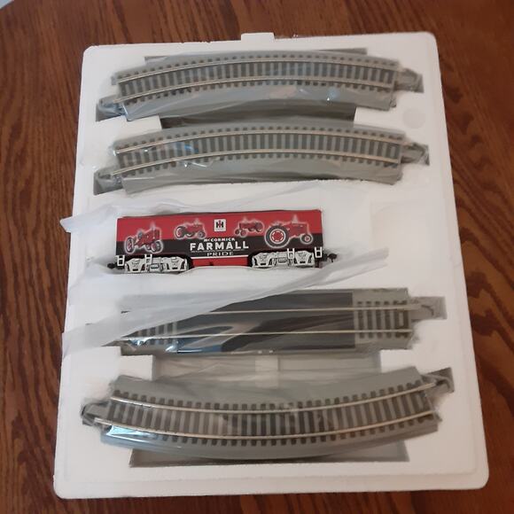 Bachmann HO McCormick Farmall Pride IH Freight Train Hawthorne Village E-Z Track - Picture 1 of 5